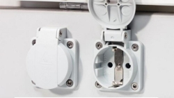 2 Steckdosen, 230 V im Socket externer Anschluss, nur in Verbindung mit Medienkanal